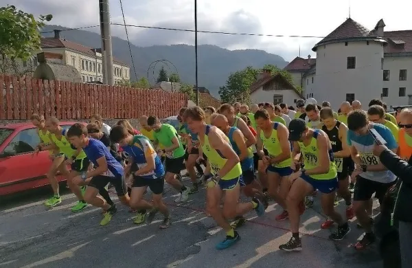 Iz Idrije so se  proti Hlevišam takole pognali tekači in kolesarji.