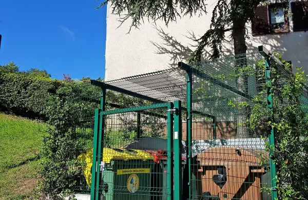 Marjetica Koper je na željo stanovalcev in v dogovoru s KS ekološki 
otok ob bloku na Kvedrovi cesti na Markovcu ogradila in zaklenila. 