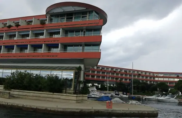 Družba Sava je danes skladno s pričakovanji objavila prevzemno 
namero za odkup delnic turističnega podjetja Hoteli Bernardin.
