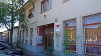 V starem gasilskem domu so trenutno  zasebna jezikovna šola, 
logopedska ambulanta, šolska kuhinja in stanovanje v zasebni 
lasti.  