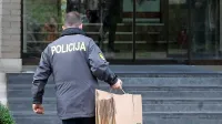  Na sumljive sporne poslovne poteze je najprej opozoril žvižgač, ki je o tem anonimno obvestil komisijo 
za preprečevanje korupcije, ta pa policijo. Kazniva dejanja naj bi se zgodila med leti 2011 in 2013. 