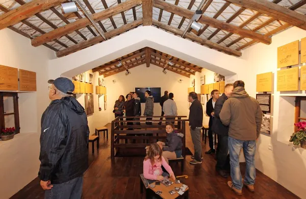 V Brdih razmišljajo o selitvi turistične pisarne z Dobrovega v 
Šmartno oziroma ureditvi nove. Verjetna lokacija zanjo je Briška 
hiša.     