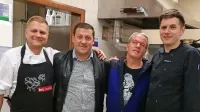 Kuharji in gostje (z leve): Dalibor  Janačković, Knamov sodelavec, 
Ernst Knam in Matjaž Šinigoj
