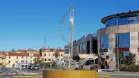 Na krožišče med večnamenskim objektom Solis in koprsko tržnico 
so včeraj že namestili novoletno svetleče sidro iz aluminijaste 
zlate konstrukcije.