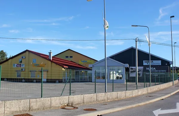 Območje Mega pohištva v Petelinjah  se v kratkem še ne bo 
spremenilo, v bodoče pa naj bi prodajna salona povišali in dodali 
novo skladišče. 