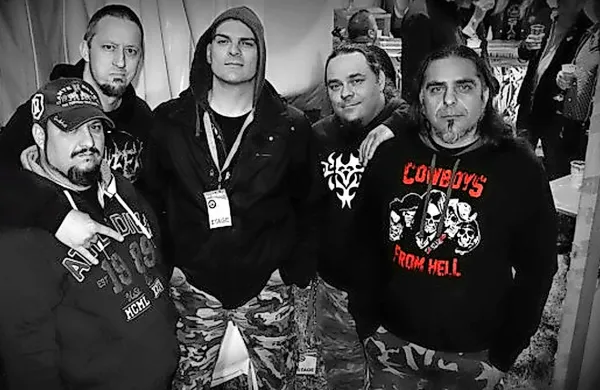  Obalni Cowboys from Hell  preigravajo metalske hite velikih 
bendov. 