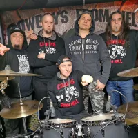  Obalni Cowboys from Hell  preigravajo metalske hite velikih 
bendov.