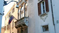 Glasbena šola Koper domuje v Gallusovi ulici ob trgu Brolo.   