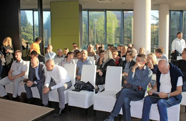 Namen interventnega sestanka lastnikov v Eda centru je bil 
dogovor o tem, kako nastopiti proti izbrisnim tožbam.