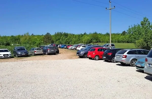 Parkirišče pod Slavnikom (fotografija je z začetka maja) bo od jutri 
plačljivo, a le ob koncih tedna. 