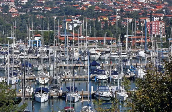 Družba Terme Čatež iz skupine DZS je 100-odstotni delež v 
turističnem podjetju Marina Portorož  prodala skupini Adventura 
holding  in družbi Glen.