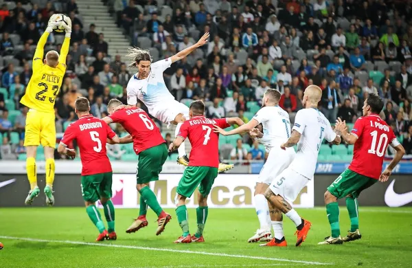 Slovenska vrsta ima trenutno več težav med centralnimi branilci - 
Aljaža Strune ni, Miha Mevlja pa malo igra. 