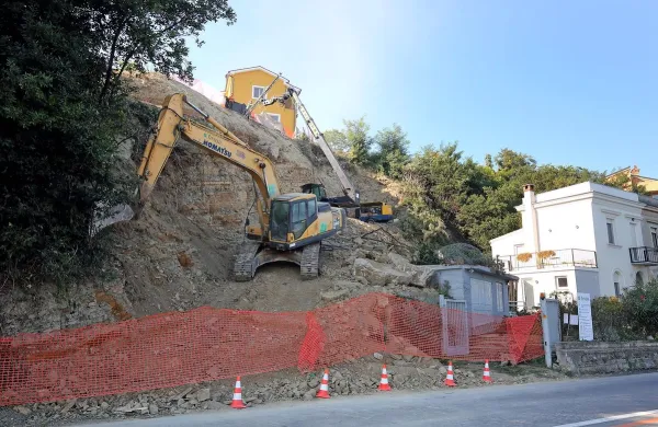 Gradbeni stroji ob zaprti obalni cesti, nekoliko naprej od Moleta,  s koprske strani.