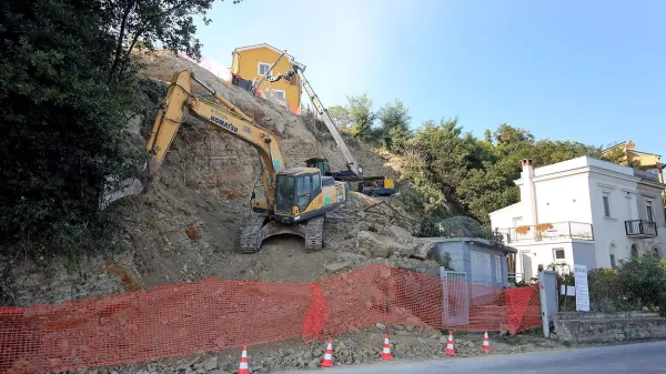 Gradbeni stroji ob zaprti obalni cesti, nekoliko naprej od Moleta,  s koprske strani.