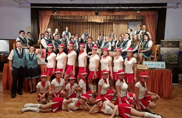 Pihalnemu orkestru Marezige so se na nastopu v Avstriji  pridružile 
tudi Mažoretke iz Povirja.