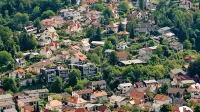 V obdavčitev bi zajeli vse nepremičnine, brez izjem, saj bi široka davčna osnova omogočila, da bi bile davčne stopnje  čim nižje. 