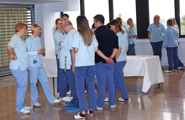  Če v Sindikatu delavcev v zdravstveni negi Slovenije do torka ne 
prejmejo vabila za srečanje z ministrom za zdravje Samom 
Fakinom, bodo dan pozneje odločali o odmrznitvi stavkovnih 
zahtev in obnovitvi stavke ter  določili datum prihodnje stavke 
zaposlenih v zdravstveni negi. Fotografija je simbolična.