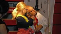 Ori Weyl iz Izraela v šovu Dr. Molecule z veliko navdušenja in 
znanstveno natančnostjo prikazuje kemične reakcije, skrivnostne 
fizikalne sile in še veliko več.