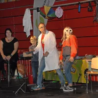 Ori Weyl iz Izraela v šovu Dr. Molecule z veliko navdušenja in 
znanstveno natančnostjo prikazuje kemične reakcije, skrivnostne 
fizikalne sile in še veliko več.