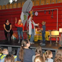 Ori Weyl iz Izraela v šovu Dr. Molecule z veliko navdušenja in 
znanstveno natančnostjo prikazuje kemične reakcije, skrivnostne 
fizikalne sile in še veliko več.