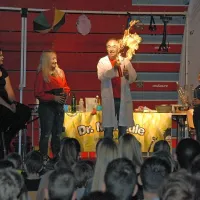 Ori Weyl iz Izraela v šovu Dr. Molecule z veliko navdušenja in 
znanstveno natančnostjo prikazuje kemične reakcije, skrivnostne 
fizikalne sile in še veliko več.