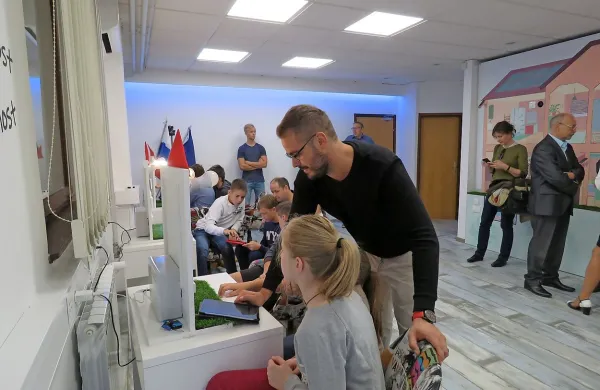 Osnovnošolci so se na treh postajah učili, kako programirati 
pametne hiše. 