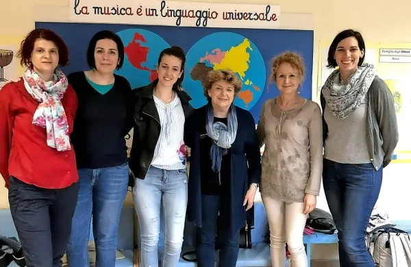 Vzgojiteljica Maja Novaković (skrajno desno) se je v Italiji izobraževala za učenje po metodi Montessori.