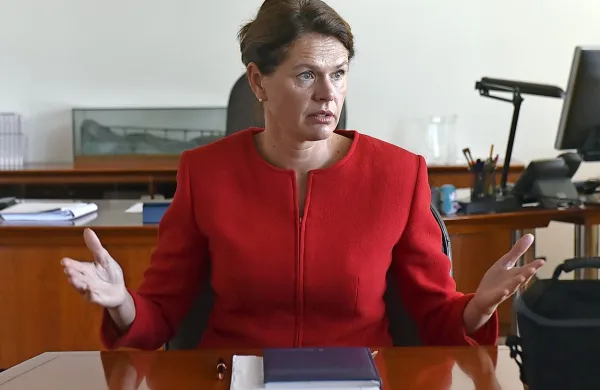 Ministrica Alenka Bratušek je od podjetij zahtevala umik zahteve 
za aneks, sicer po njenih napovedih ne bi prišlo do prenosa 
pogodbe z direkcije za infrastrukturo na 2TDK.