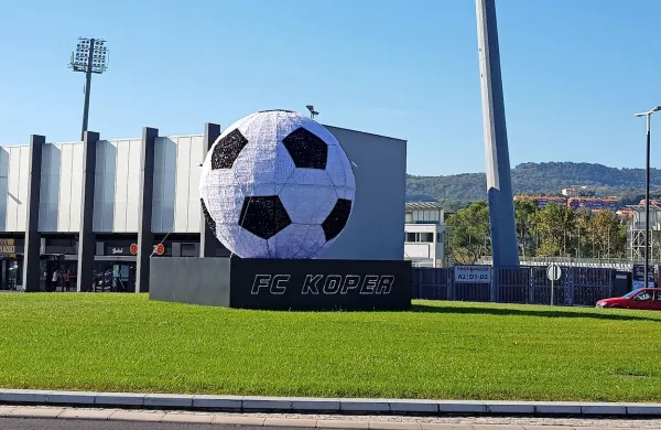 Krožišče pri stadionu že krasi nogometna žoga na podstavku z 
osvetljenim napisom FC Koper.