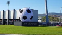 Krožišče pri stadionu že krasi nogometna žoga na podstavku z 
osvetljenim napisom FC Koper.