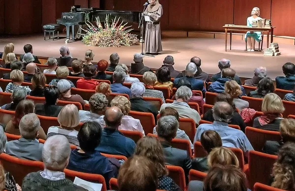 Razprodano dvorano je nagovoril pater, filozof, teolog in esejist 
prof. dr.  Edvard Kovač. 