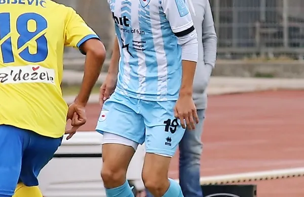 Matija Kavčič (z žogo) je v Kranju dosegel svoj krstni prvoligaški 
zadetek. 