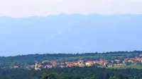 Agrarna skupnost Križ  - Filipčje Brdo od občine Sežana zahteva 
dobrih 150.000 evrov za nezmožnost uporabe zemljišč v obdobju 
vračanja premoženja. Na zaključek obravnave pa bodo morali 
bržkone še kar dolgo časa čakati.