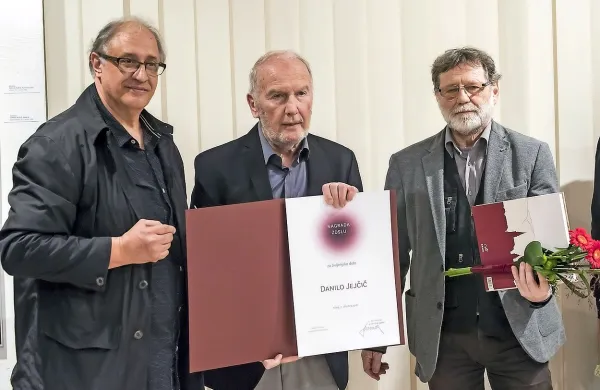 Danilu Jejčiču (v sredini)  sta za nagrado prva čestitala primorska 
slikarska kolega   Klavdij Tutta (levo) in Aleš Sedmak.  
