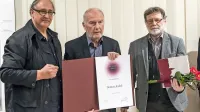Danilu Jejčiču (v sredini)  sta za nagrado prva čestitala primorska 
slikarska kolega   Klavdij Tutta (levo) in Aleš Sedmak.  