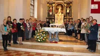 Novi oltarni prti z izvirnimi čipkami so delo kar 35 čipkaric iz 
Črnega Vrha in okolice.