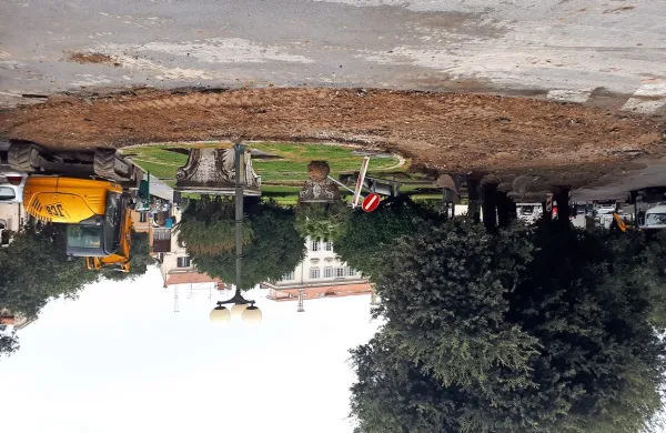 Poleg del na Broli (na fotografiji) in Semedelski promenadi 
koprska občina v teh dneh pospešeno ureja še številne druge 
točke v mestu in okolici.