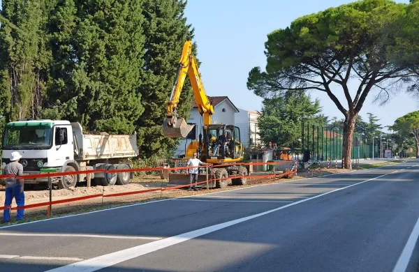 Ob Prešernovi cesti v Izoli urejajo pločnik in kolesarsko stezo.