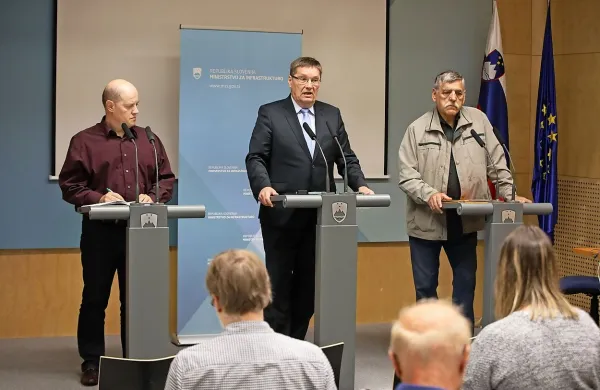 Projekt drugi tir je voden neučinkovito, poleg tega pa še vedno ni 
znan investicijski program, ki bi določil jasno ceno projekta, 
opozarjajo člani projektnega sveta za civilni nadzor drugega tira (z 
leve) Damir Josipovič, Jadran Bajec in Emil Milan Pintar.