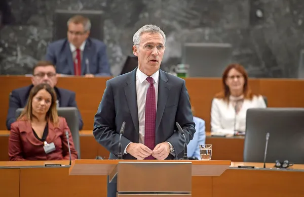 Med govorom generalnega sekretarja zveze Nato Jensa Stoltenberga v državnem zboru se je pred hramom demokracije zbrala 
skupina protestnikov.