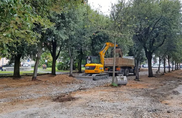 Na novo bodo preplastili vozne in pohodne površine, obnovili in 
zamenjali bodo robnike pločnikov in tiste okrog dreves, ki jih bodo 
nato zasipali z vulkanskim kremenjakom.