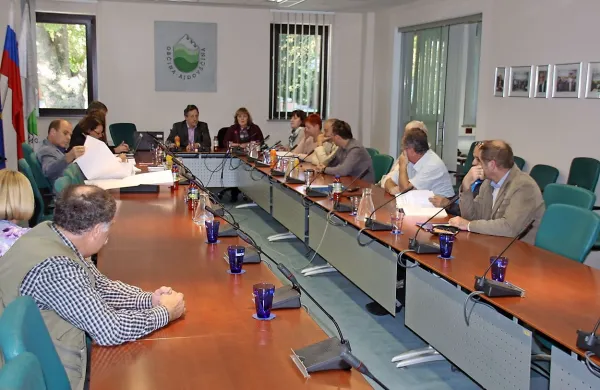V ospredju javne obravnave je bilo vprašanje  odkupa zemljišč.