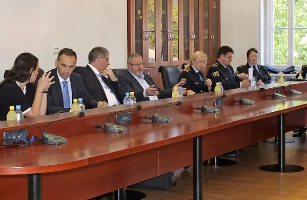 Notranji minister je v Ilirski Bistrici na sestanku  z županom ter 
predstavniki svetniških skupin in krajevnih skupnosti miril strasti 
glede migracij.