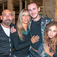 Italijanskega plesalca Riccarda (drugi z desne) je s svojo družino 
prišla spodbujati tudi njegova prva učiteljica plesa iz Milana.