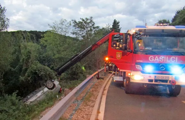 Novogoričan je lani z ukradeno mazdo zapeljal s ceste in se 
poškodoval. 