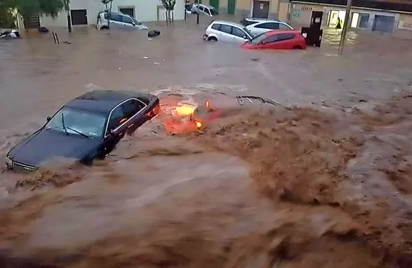  Močno deževje in poplave, ki so ponoči prizadele mesto Sant 
Llorenc na severovzhodu španskega otoka Majorka, so terjale več 
življenj.