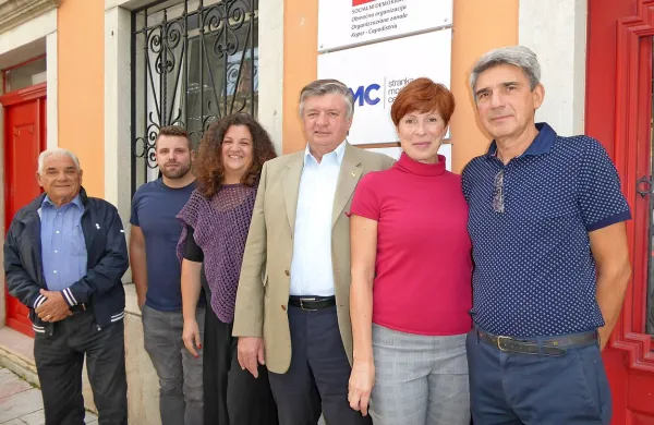 Kandidat za koprskega župana Marijan Križman z ekipo.