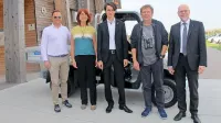 Na fotografiji z leve: Damjan Dekleva, dobavitelj električnega 
vozila iz družbe Hoa Projekt, nekdanja vodja naravnega rezervata 
Nataša Šalaja, Damijan Denac, direktor Društvo za opazovanje in 
preučevanje ptic Slovenije, Borut Mozetič, strokovni vodja rezervata, in Dimitrij Zadel, predsednik uprave Luke Koper.