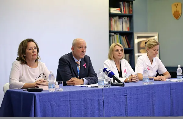    Ukrep so predstavili  (z leve) predsednica sveta zavoda Anita Manfreda, direktor Stanislav Rijavec, strokovna direktorica Dunja Savnik 
Winkler in glavna medicinska sestra Klara Bavčar. 

