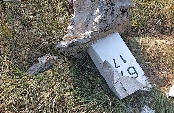 Najslabše jo je odnesel mejni kamen na vrhu Grmade, ki so ga 
storilci izruvali iz zemlje.

 